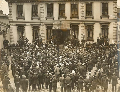 crowd_at_mansion_house_dublin_ahead_of_war_of_independence_truce_july_8_1921