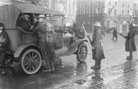british-army-vehicle-checkpoint-in-dublin-city-the-irish-war-of-independence-ireland-1920