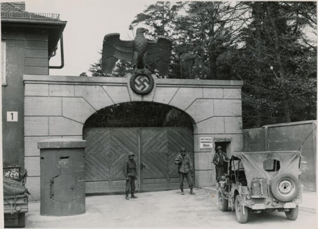 Dachau_entrance