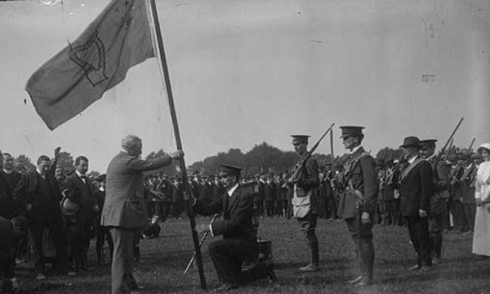 john-redmond-mp-presents-a-regimental-flag-to-a-unit-of-the-irish-national-volunteers-the-paramilitary-wing-of-the-irish-parliamentary-party-the-phoenix-park-dublin-ireland-april-19