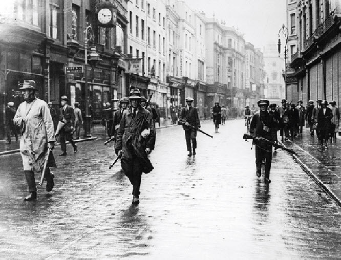 volunteers-of-the-irish-republican-army-move-through-grafton-street-the-battle-of-dublin-19221